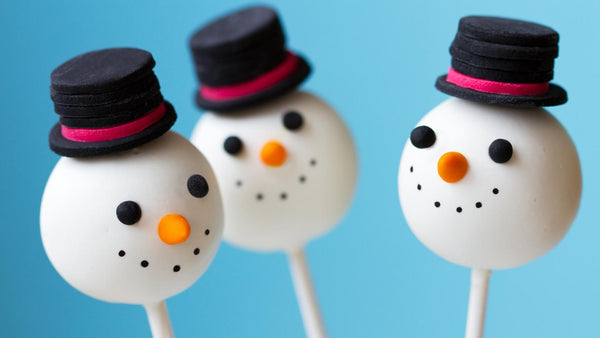 Cake pops decorated as snowmen