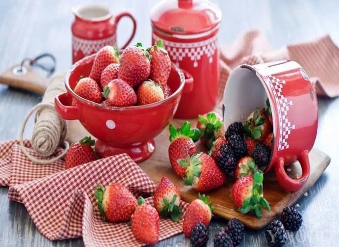 Strawberries & Blue Berries - diamond-painting-bliss.myshopify.com