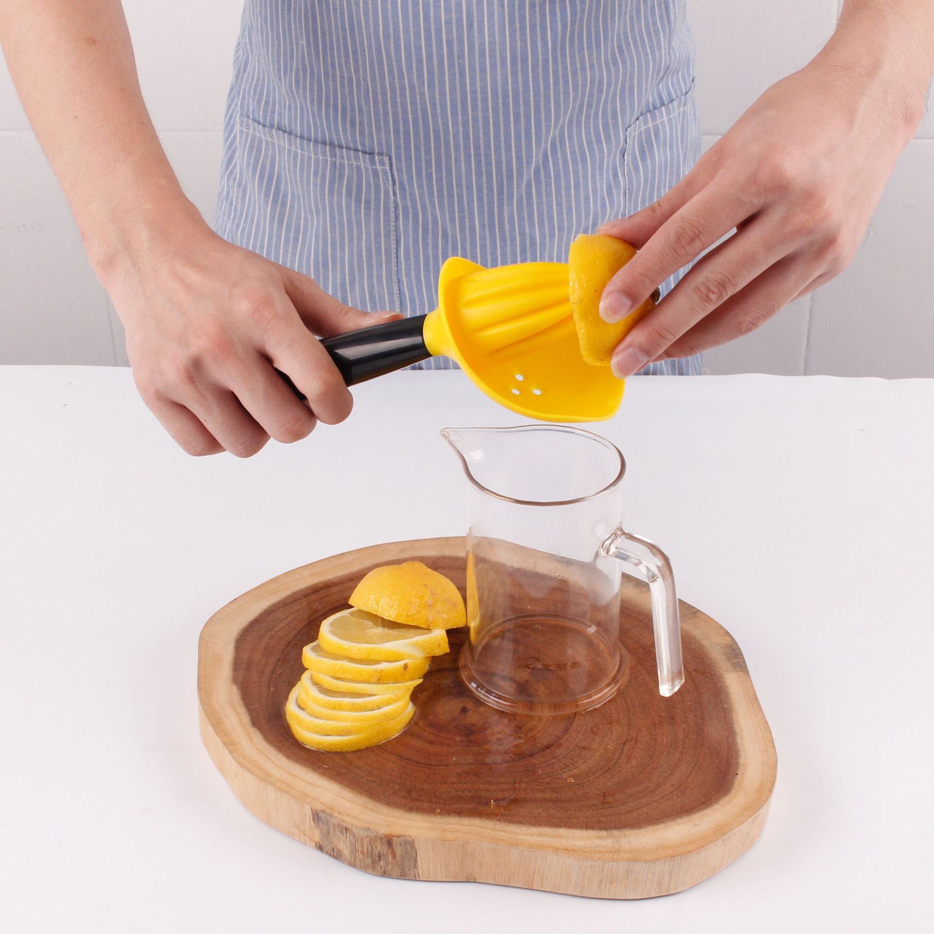 creative-kitchen-gadget-manual-juicer