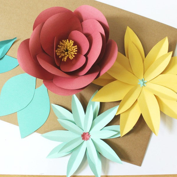 Platos de papel con papel de colores y un círculo en la parte