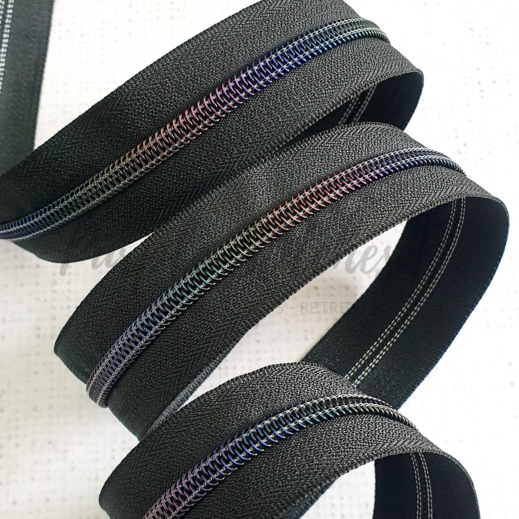 20 Yards Nylon Coil Zippers #5 Rainbow Zipper Tape Colorful Teeth Black and  White Zipper Tape with 20 Pulls Top Stops for DIY Sewing Craft Decorations