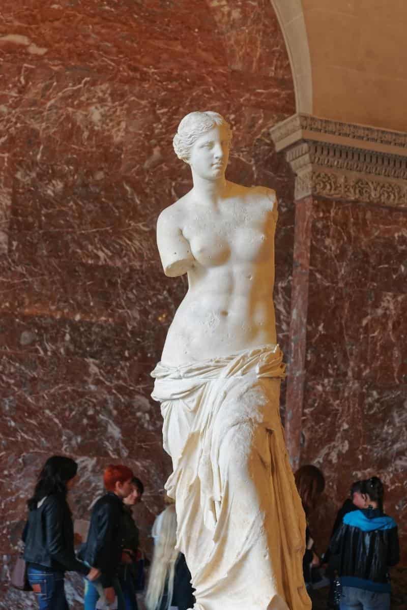 γυναικείο ελληνικό άγαλμα που απεικονίζει την Αφροδίτη της Μήλου στο μουσείο του Λούβρου (Venus de milo)