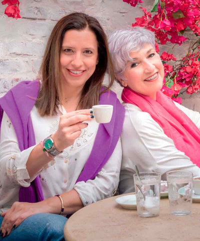 Η Ιωάννα Παυλάκη και η Ιωάννα Σταμούλου δημιουργοί του βιβλίου μαγειρικής συνταγών ελληνικών γλυκών