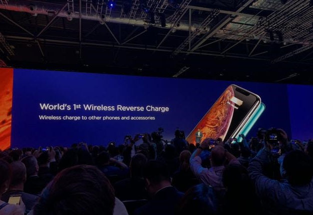 Huawei Mate 20 Pro Reverse Wireless Charging Presentation