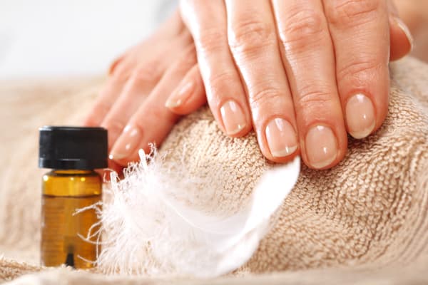 Brittle Nails: Causes and Tips to Strengthen | UPMC HealthBeat | Diy  maniküre, Brüchige nägel, Maniküre zu hause