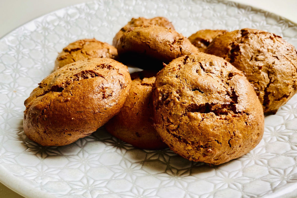 Almond Butter Cinnamon & Date Cookies