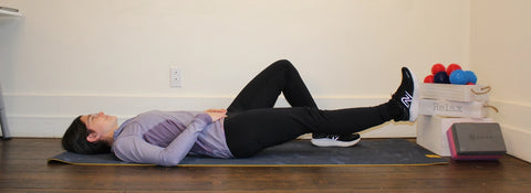 Véronique Brouilette pratique le gainage abdominal en faisant un exercice qui consiste à activer et renforcer ces abdominaux profonds.