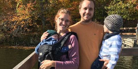 Un moment en famille en plein-air avec le porte-bébé EvöAir bblüv.