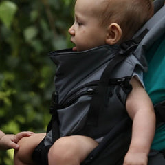 The Multi 2.0 allows an ergonomic facing out position with the baby’s legs out as soon as 4 months old.
