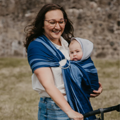 Pratiquez le portage sur la hanche avec votre bébé à partir de 5-6 mois.