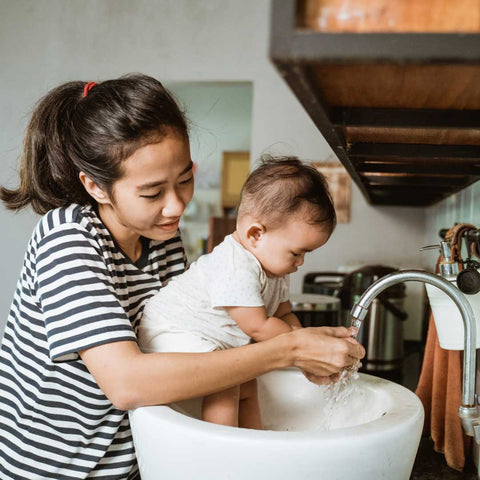 Lavez-vous les mains régulièrement ainsi que celles de votre bébé.
