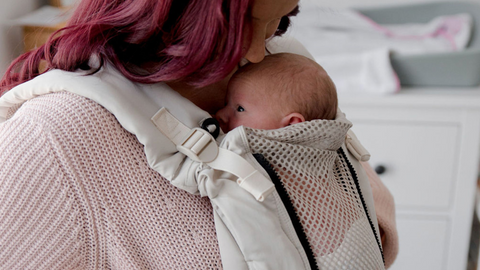 Le porte-bébé EvöAir bblüv accompagnera  votre bébé pendant toute sa croissance.