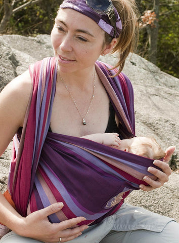L'écharpe de portage tissée permet de faciliter l'allaitement du bébé.