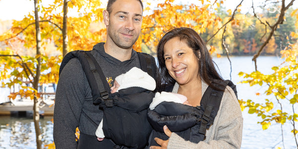 A family enjoying themselves and carrying their newborns in their EvöAir bblüv