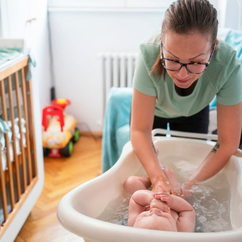 Giving baby a bath: the perfect way to refresh him!