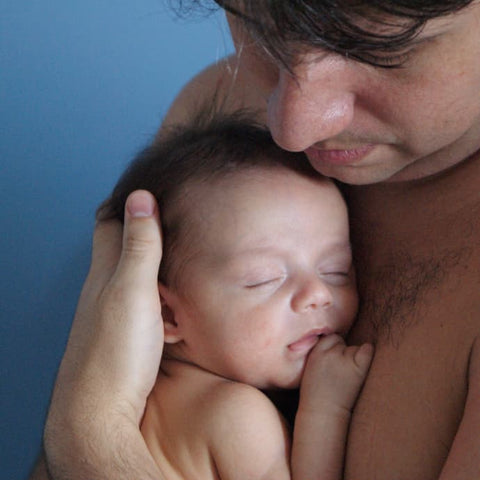 Du temps de qualité en peau à peau entre papa et bébé.