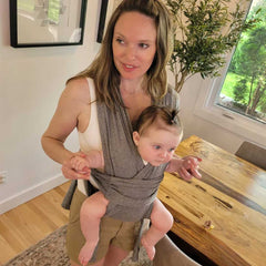 Une maman et son bébé en position "face au monde" avec l’écharpe Snüg.