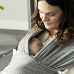 Le portage peut être une solution face aux pleurs de votre bébé. En photo, l’écharpe Snüg de Chimparoo.