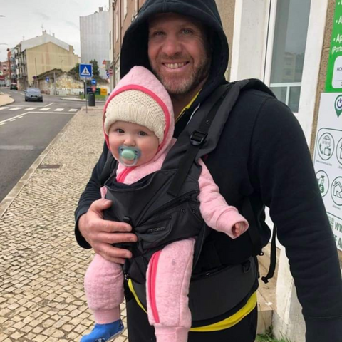 A father leaving the daycare with the Multi 2.0 baby carrier.