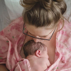 Une maman en peau à peau avec son nouveau-né, un soin postnatal essentiel.
