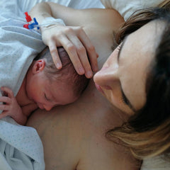 Une maman qui pratique le peau à peau avec son nouveau-né, dès les premières heures de sa vie.