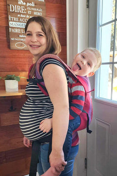 Placer la ceinture d'un porte-bébé structuré sous le ventre protégera votre ventre d'une pression excessive.