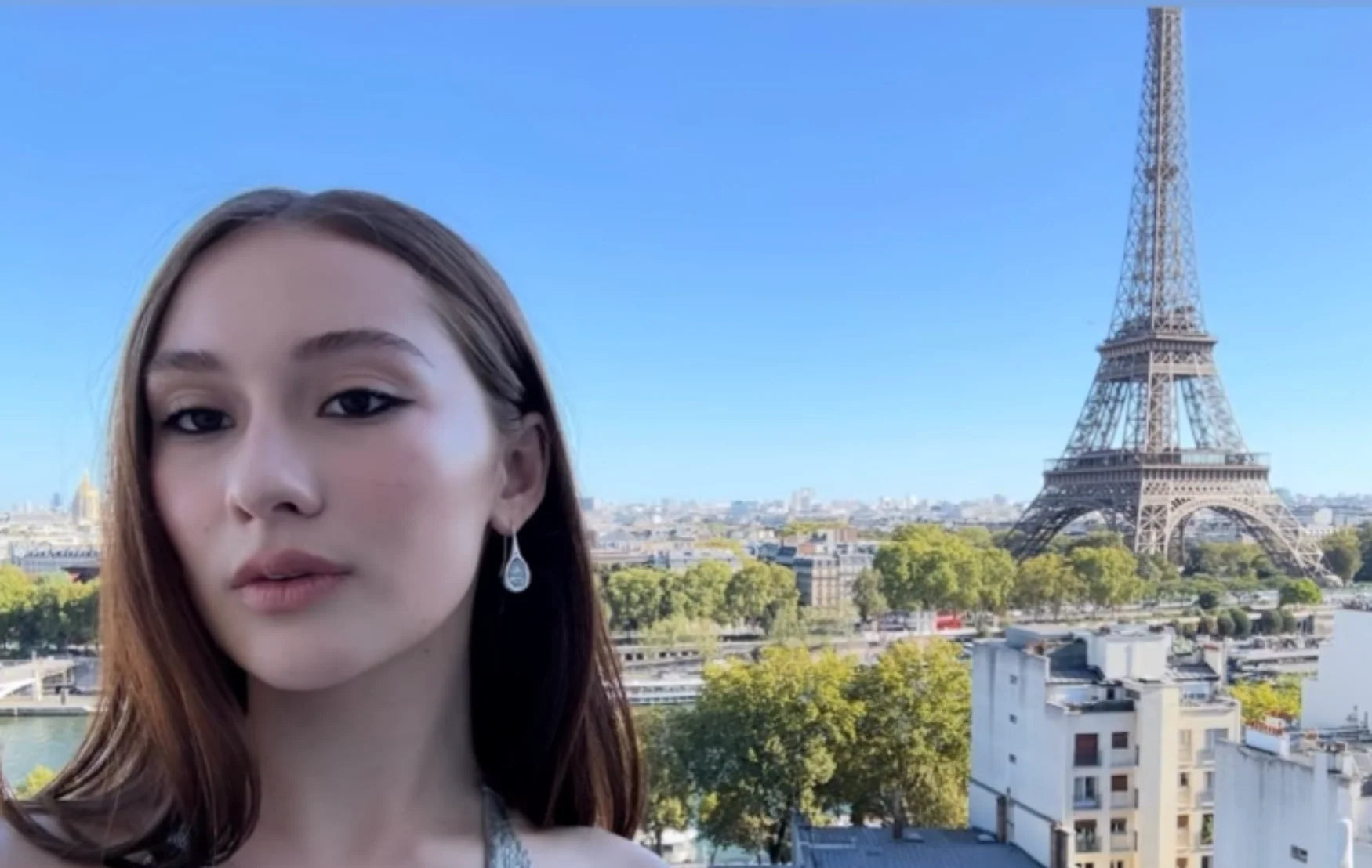 Lola Tung en Paris con look maquillaje de UKLASH.