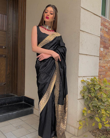 Tips And Tricks On How To Style Black Saree