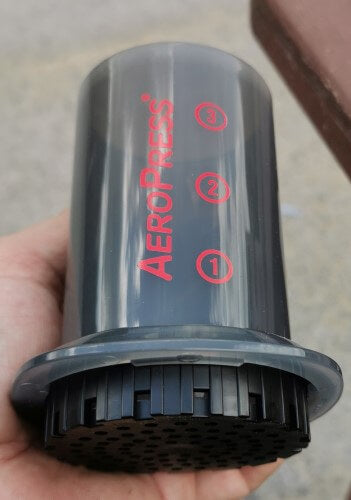 AeropressGo Brühbehälter mit Filtereinsatz bei bohnendealer.coffee