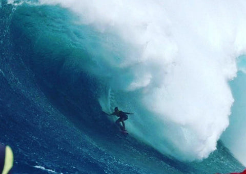 Justine Dupont surf une vague phénoménale à Hawaii