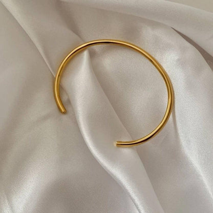 The smart Minimalist - Dainty 18K Gold Cuff Bracelet