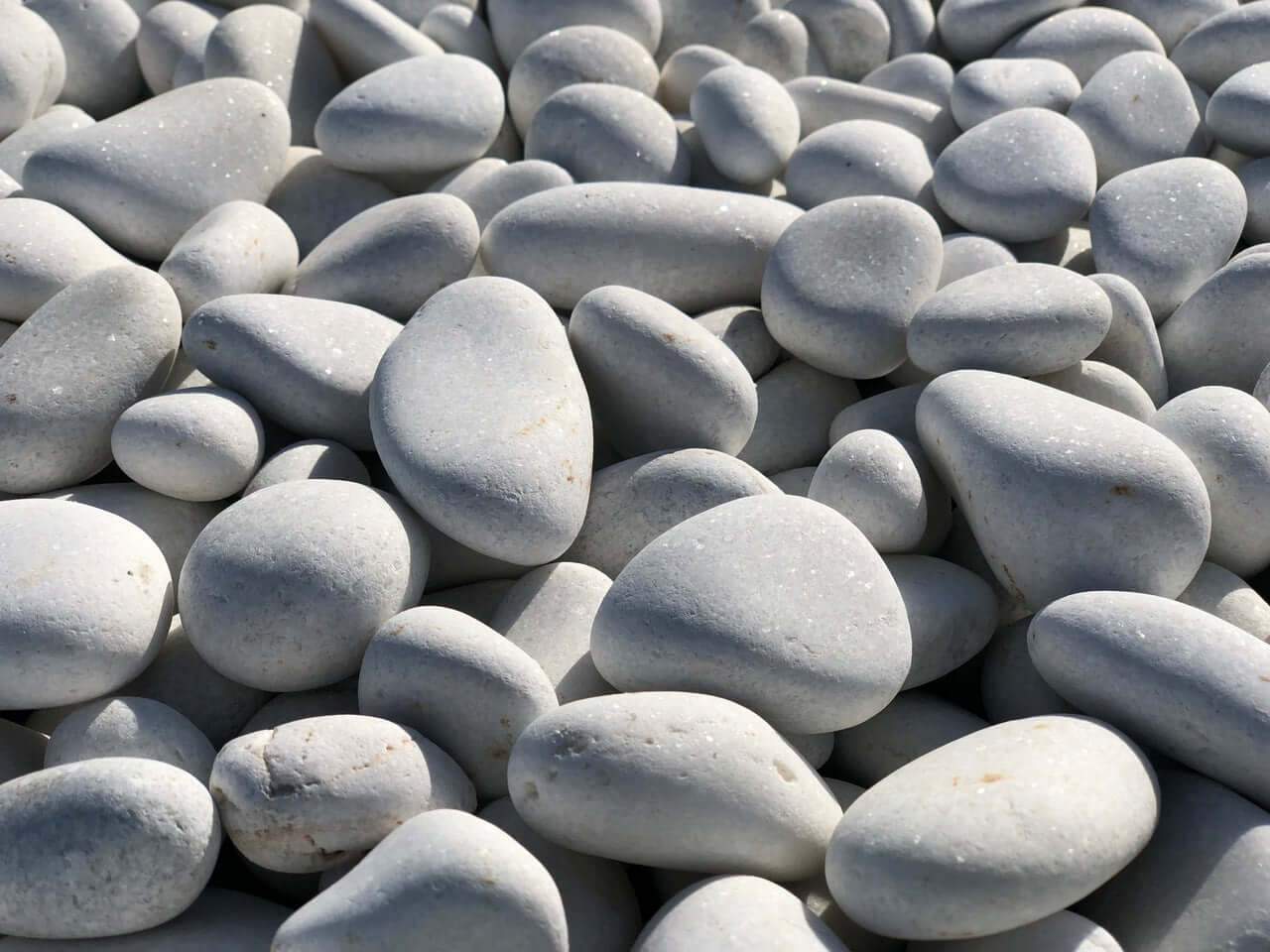 Cómo mantener piedras blancas del jardín: CONSEJOS