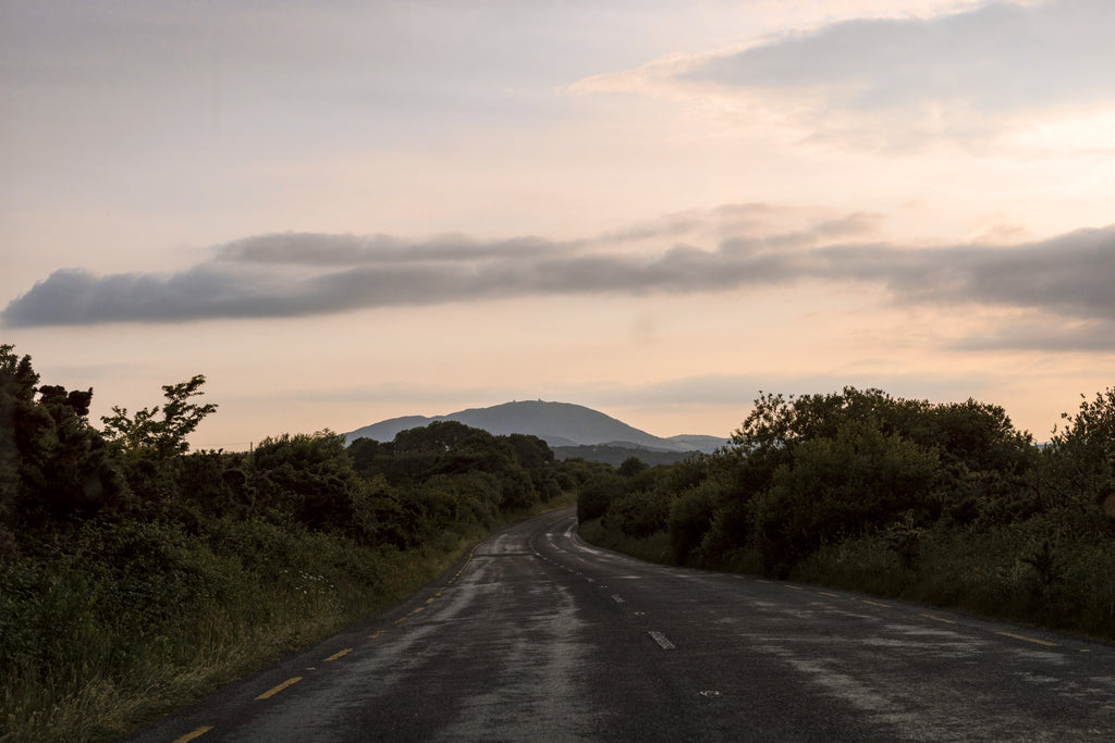 Sonnenuntergang über regnerischen Bergen in Irland.