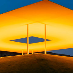 glowing orange skybox with a square shape in the middle for natural light james turrell