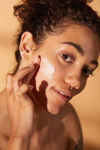 How to apply a facial cream