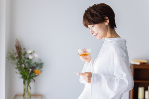 ルイボスティーを飲む女性