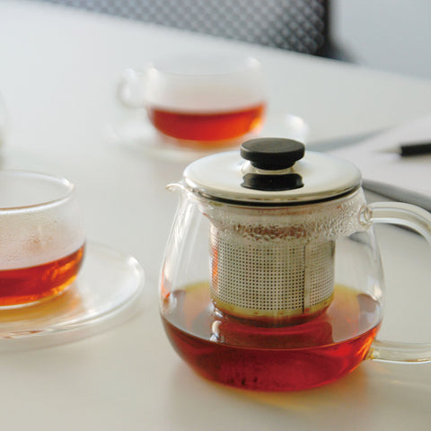 Kinto's Unitea range, featuring a teapot and two cups holding deep-amber tea