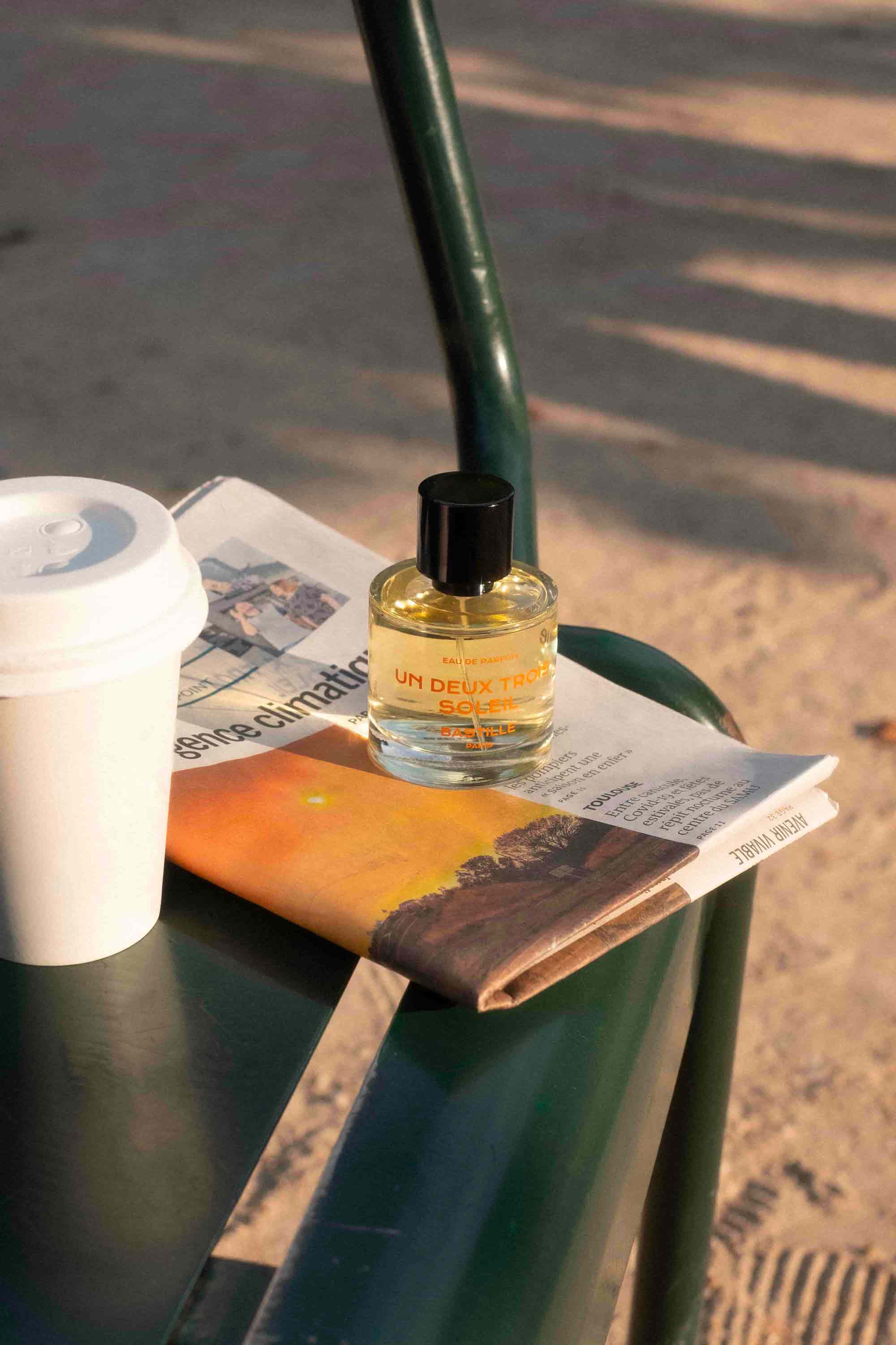 eau de parfum Un Deux Trois Soleil posée sur une chaise