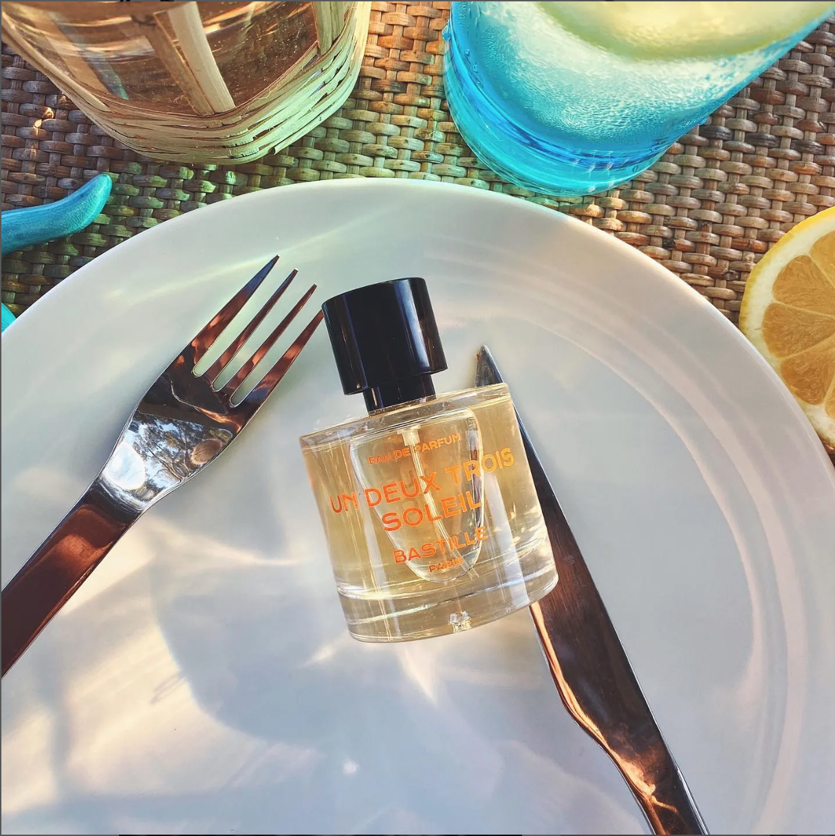 Eau de parfum Un Deux Trois Soleil dans une assiette