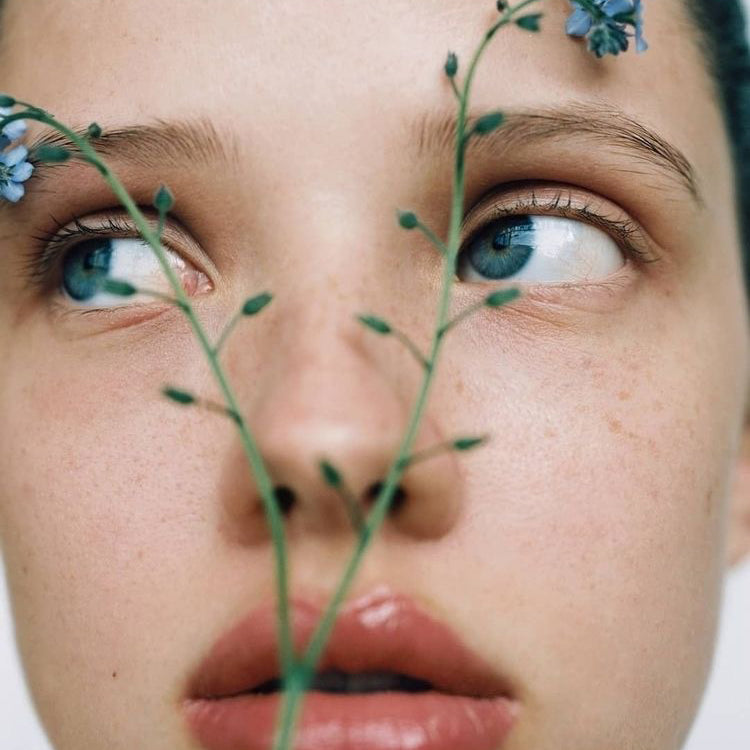 fleurs sur le visage d'une fille