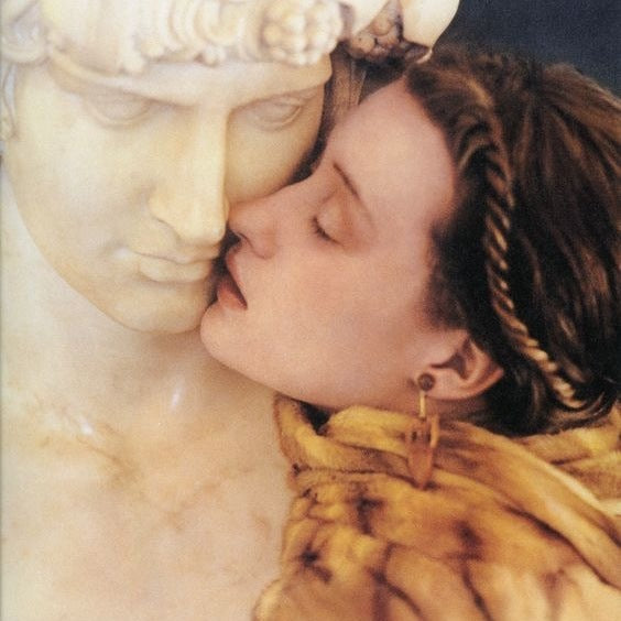 statue de marbre et femme