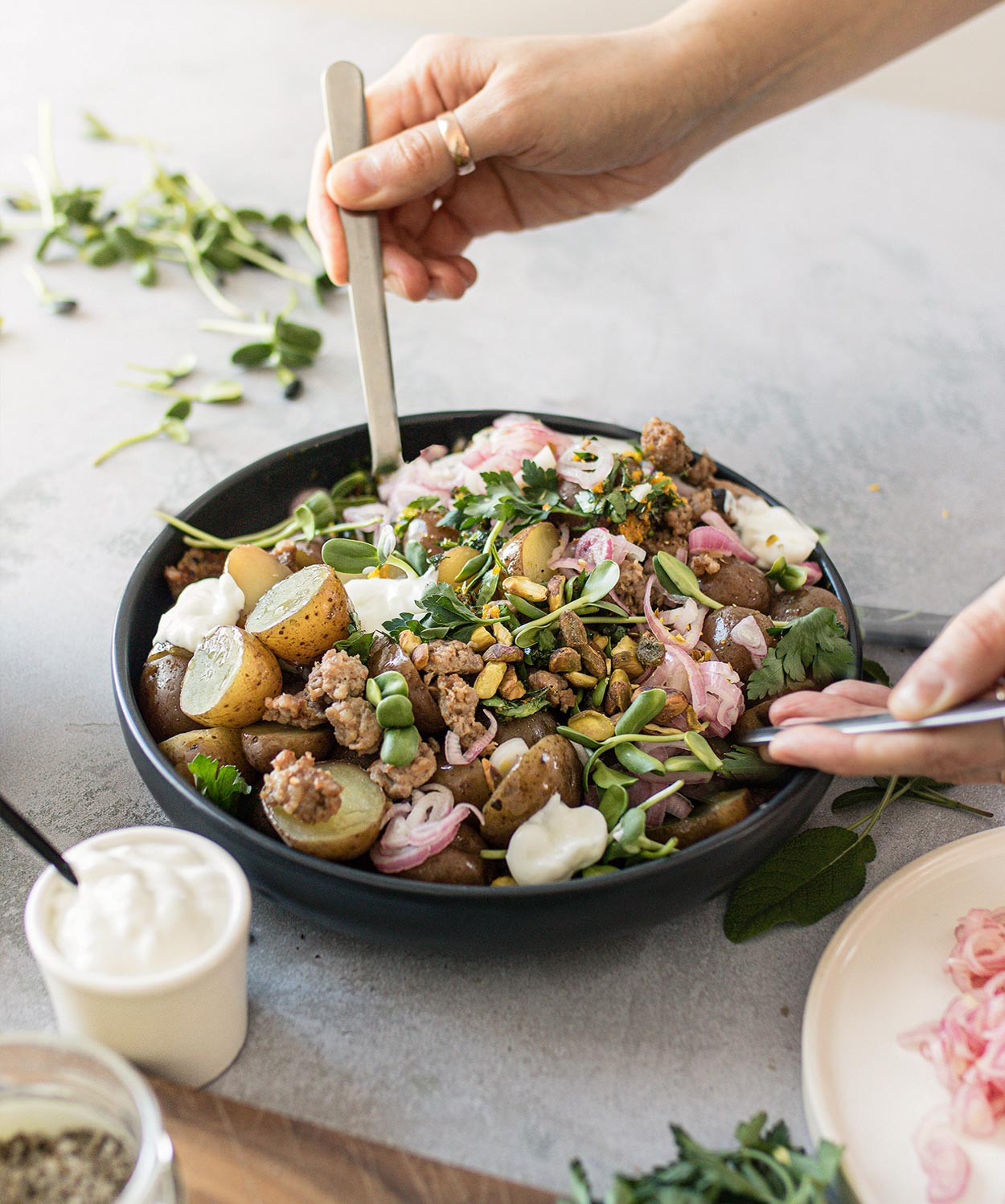 Salade de patates grelots, Gremolata au citron & chair de saucisse