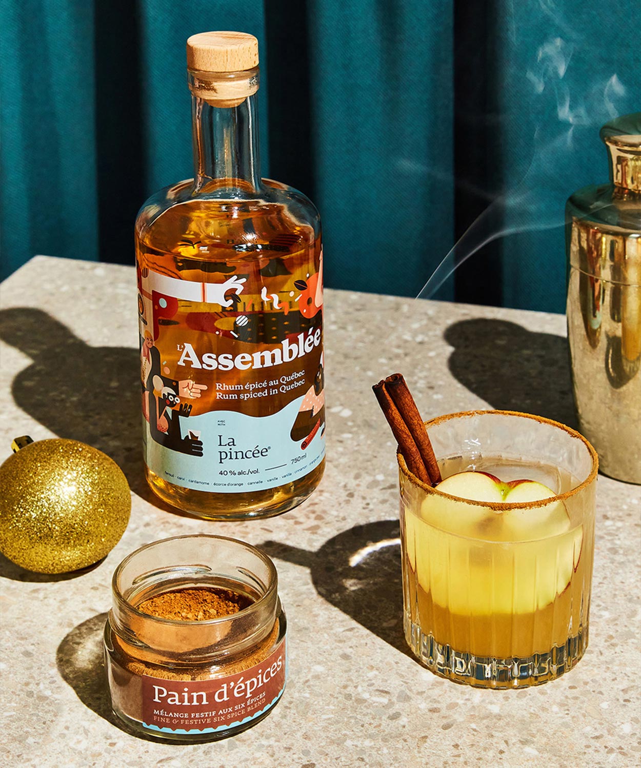 Cocktail au rhum épicé L’Assemblée, pomme et cannelle fumée