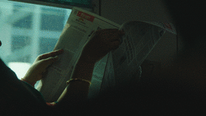 電車内で新聞を読む様子を撮影した映像（インド）