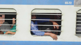 電車に乗車する人々をスローモーション撮影した映像 インド シングストック