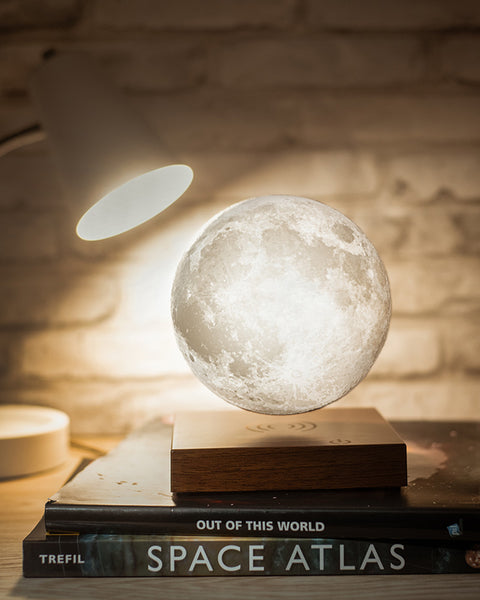 Schwebende Mondlampe als minimalistisches Designelement