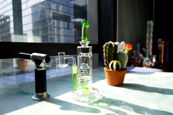 Bongs vs dab rigs: get to know your cannabis gear