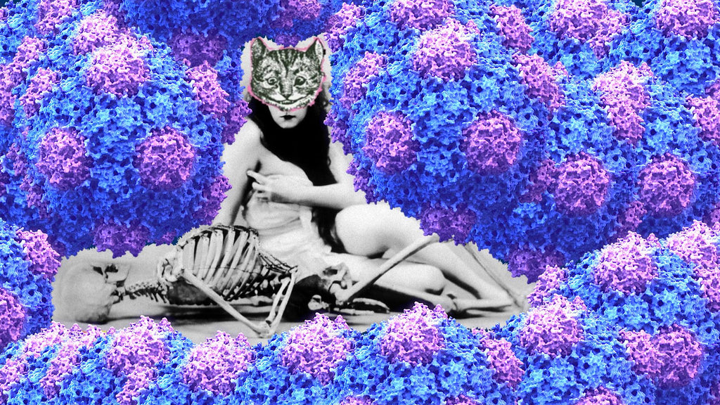 Katersalon-Flyer: Theda Bara mit Cheshire-Cat-Maske sitzt auf einem menschlichen Skelett vor Hintergrund aus blau-lila Viren