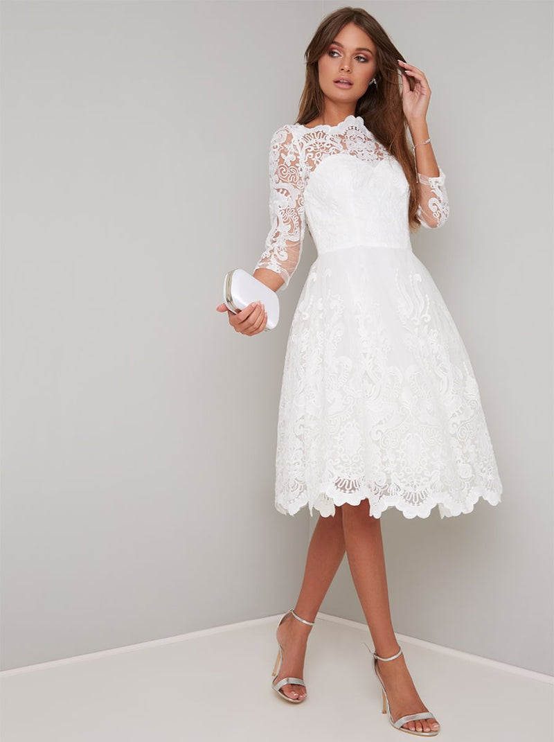 Белое гипюровое платье миди