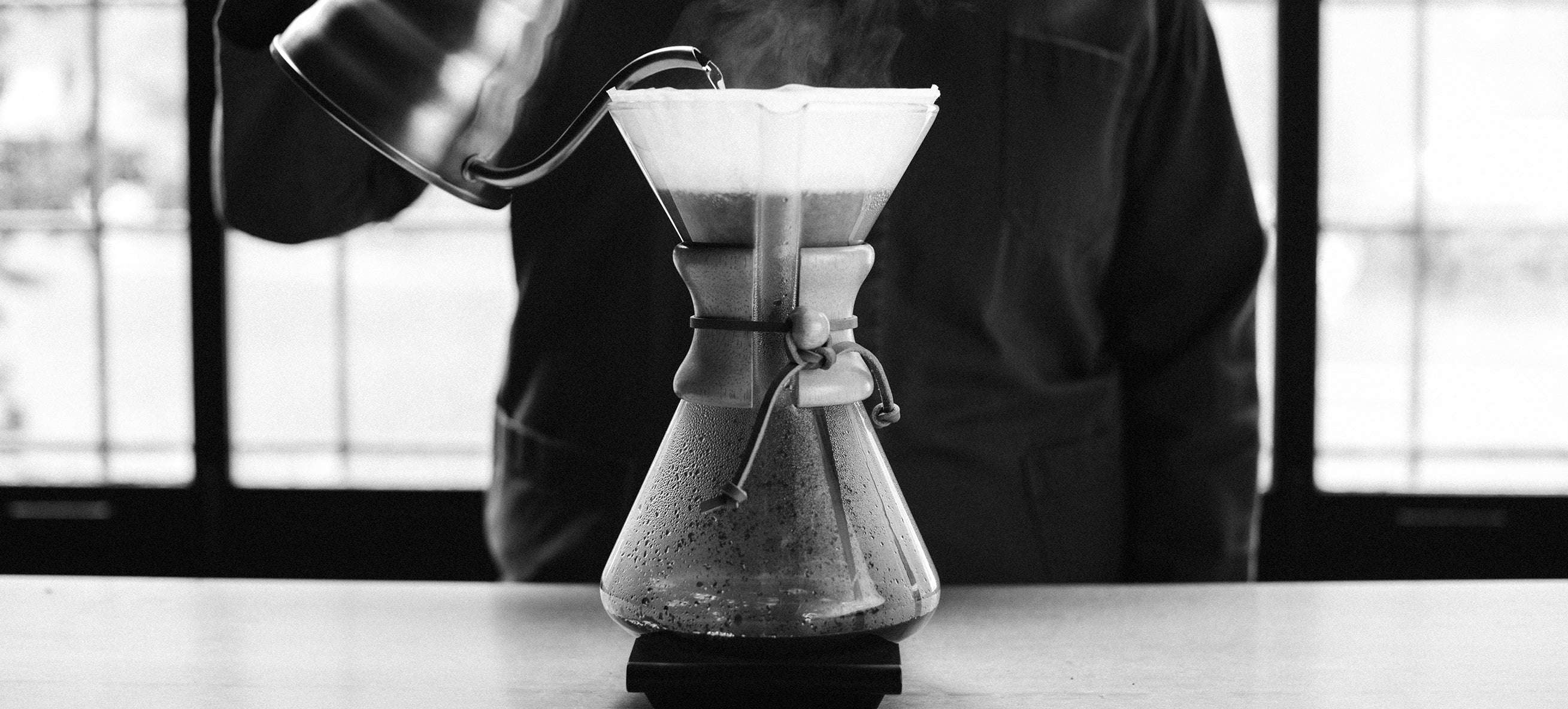 Making coffee with a chemex